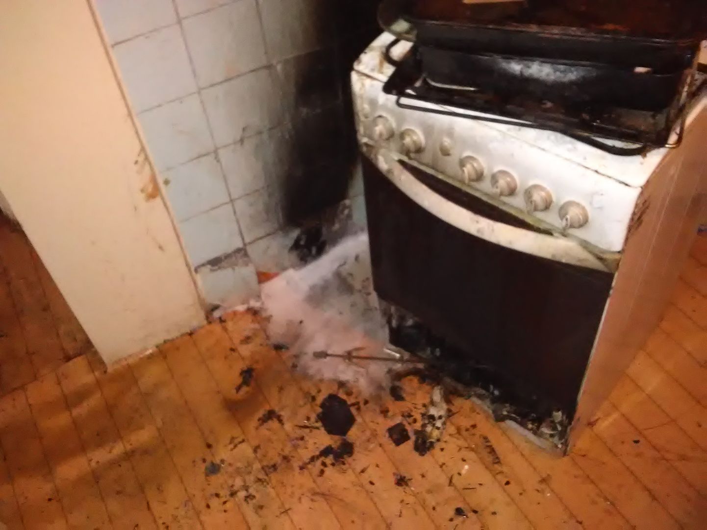 Hooletult riiulisse põlema jäetud küünal süütas köögi põranda.