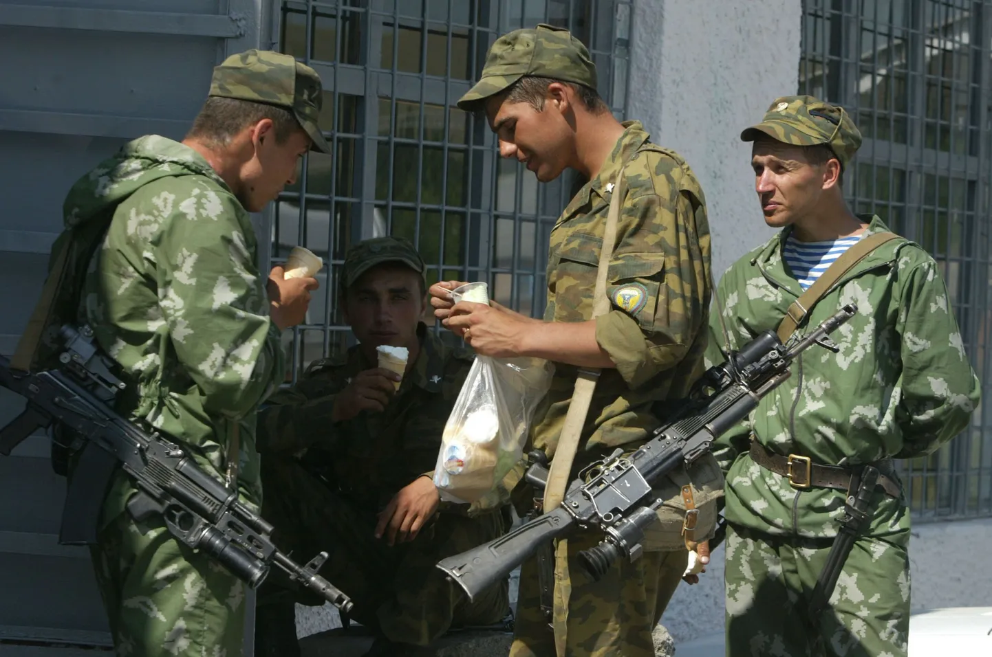 Vene sõdurid söömas jäätist Põhja-Osseetias.