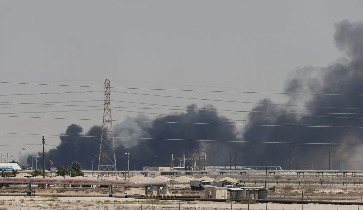 Дым над нефтяным заводом Saudi Aramco.