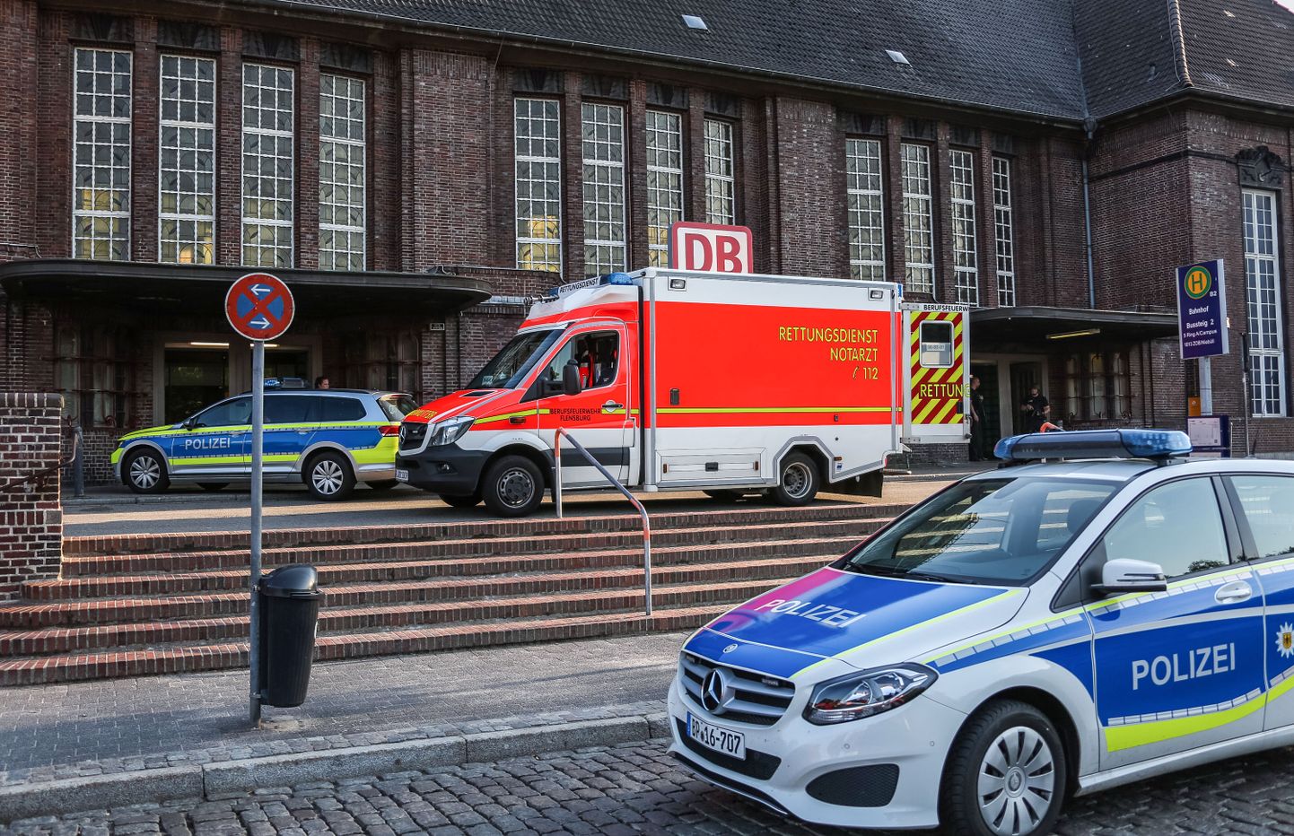 Päästetöötajad ja politsei Flensburgi raduteejaamas.