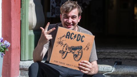 GALERII JA VIDEO ⟩ AC/DC fännid kogunevad kontserdipaika ja hotelli ette!