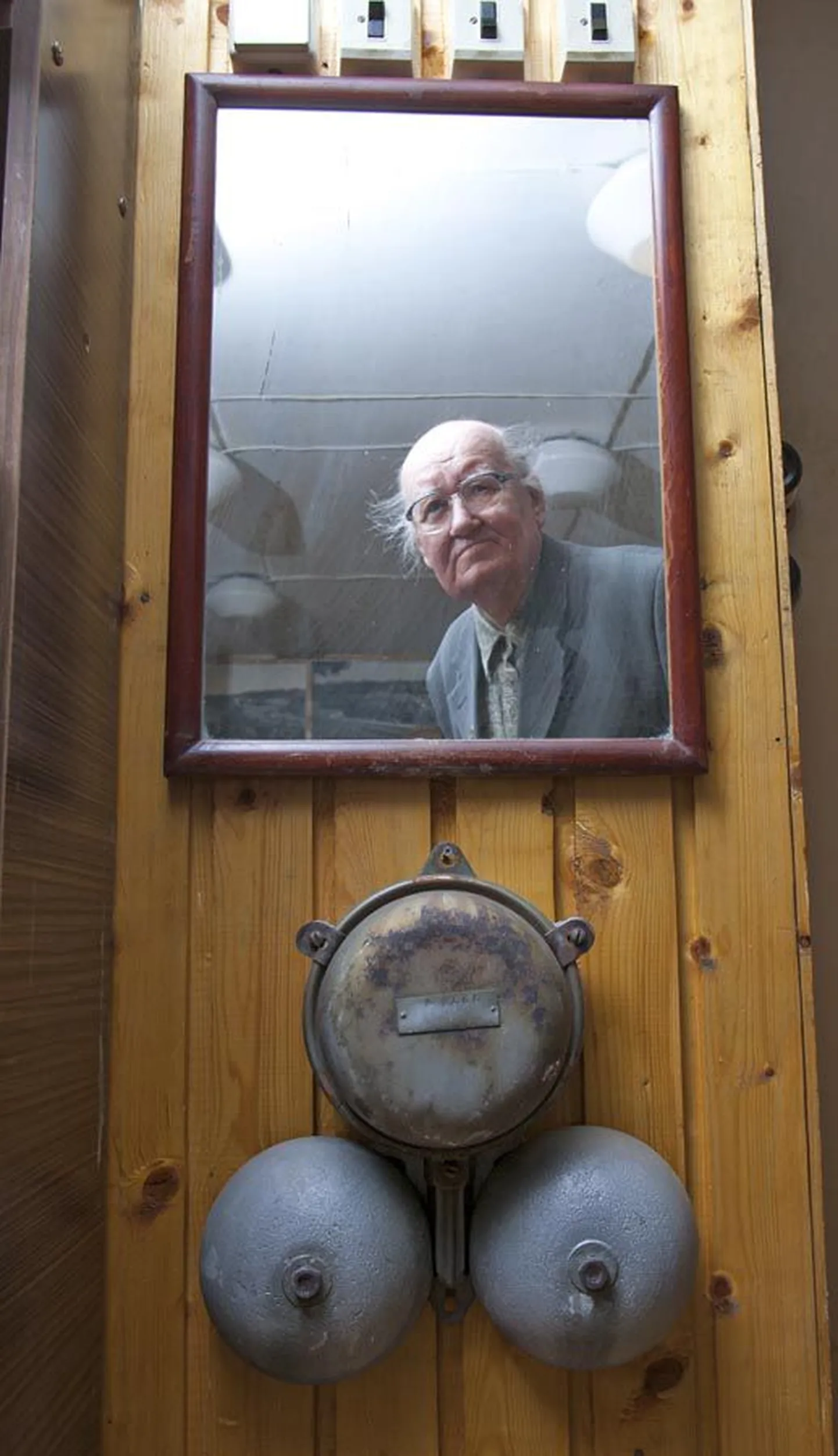 2012. aastal valis Karksi vald oma seitsmendaks aukodanikuks kunagise koolijuhi, kauaaegse õpetaja ja kodu-uurija Margus Mõisavalla. Kui ta 2008. aasta kevadel oma viimased abituriendid matemaatikaeksamile saatis, tirises Karksi-Nuia koolis veel pildilt nähtav kell.