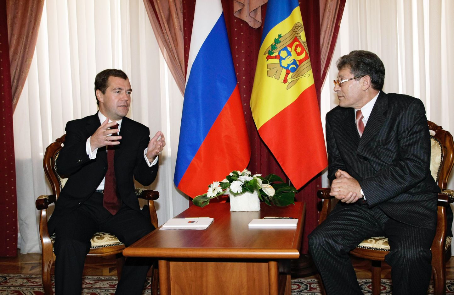 Vene president Dmitri Medvedev ja Moldova  riigipea kohisetäitja Mihai Ghimpu vestlemas SRÜ tippkohtumisel.
