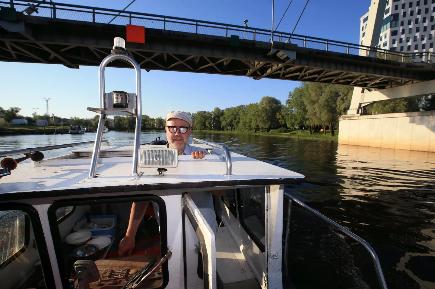 Kapten Gaute Kivistik roolib Emajõel oma laeva, mille nimi on praegu Admiral Kuznetsov.