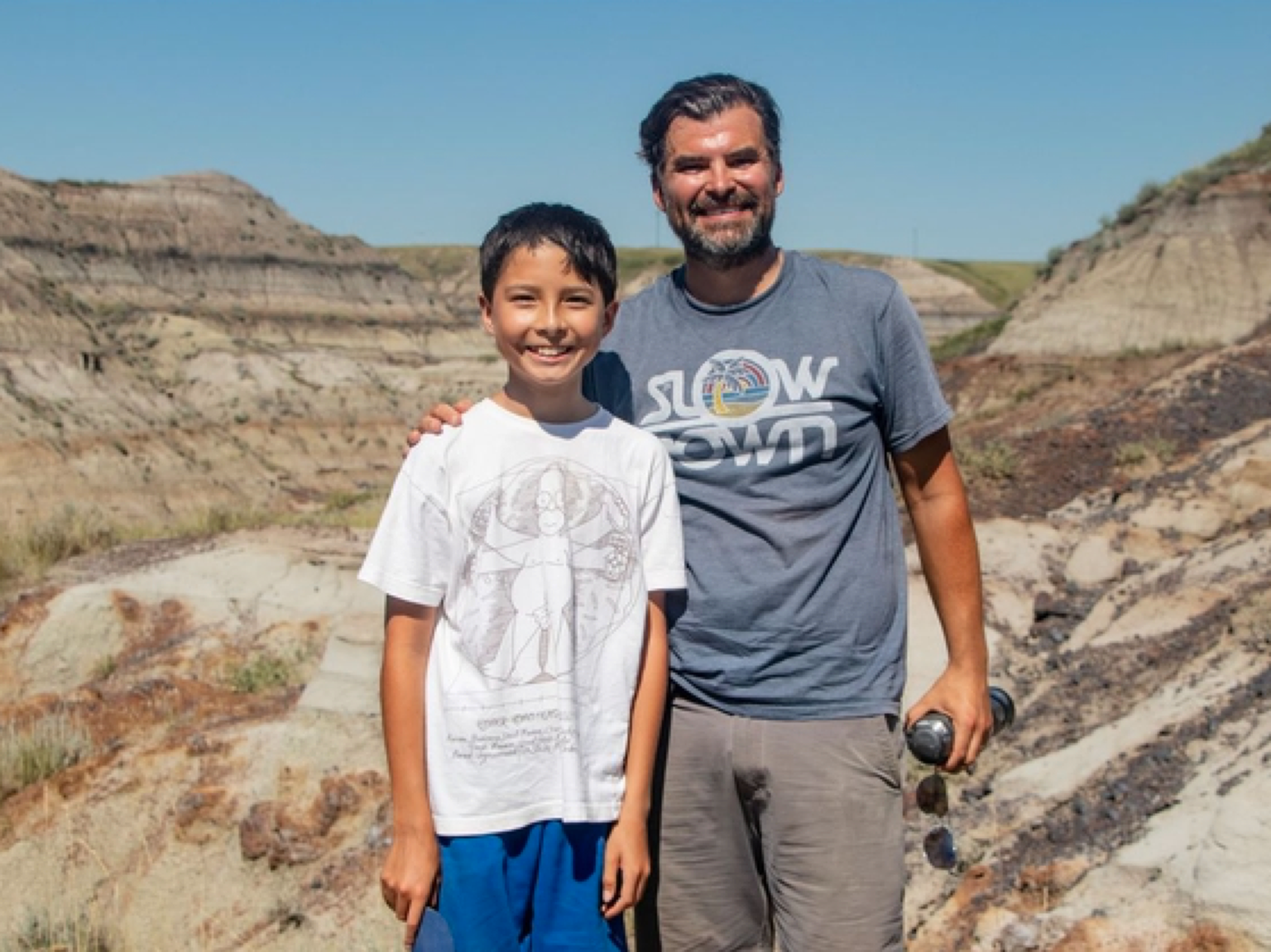 Isaga matkama läinud teismeline poiss leidis dinosauruse fossiili.