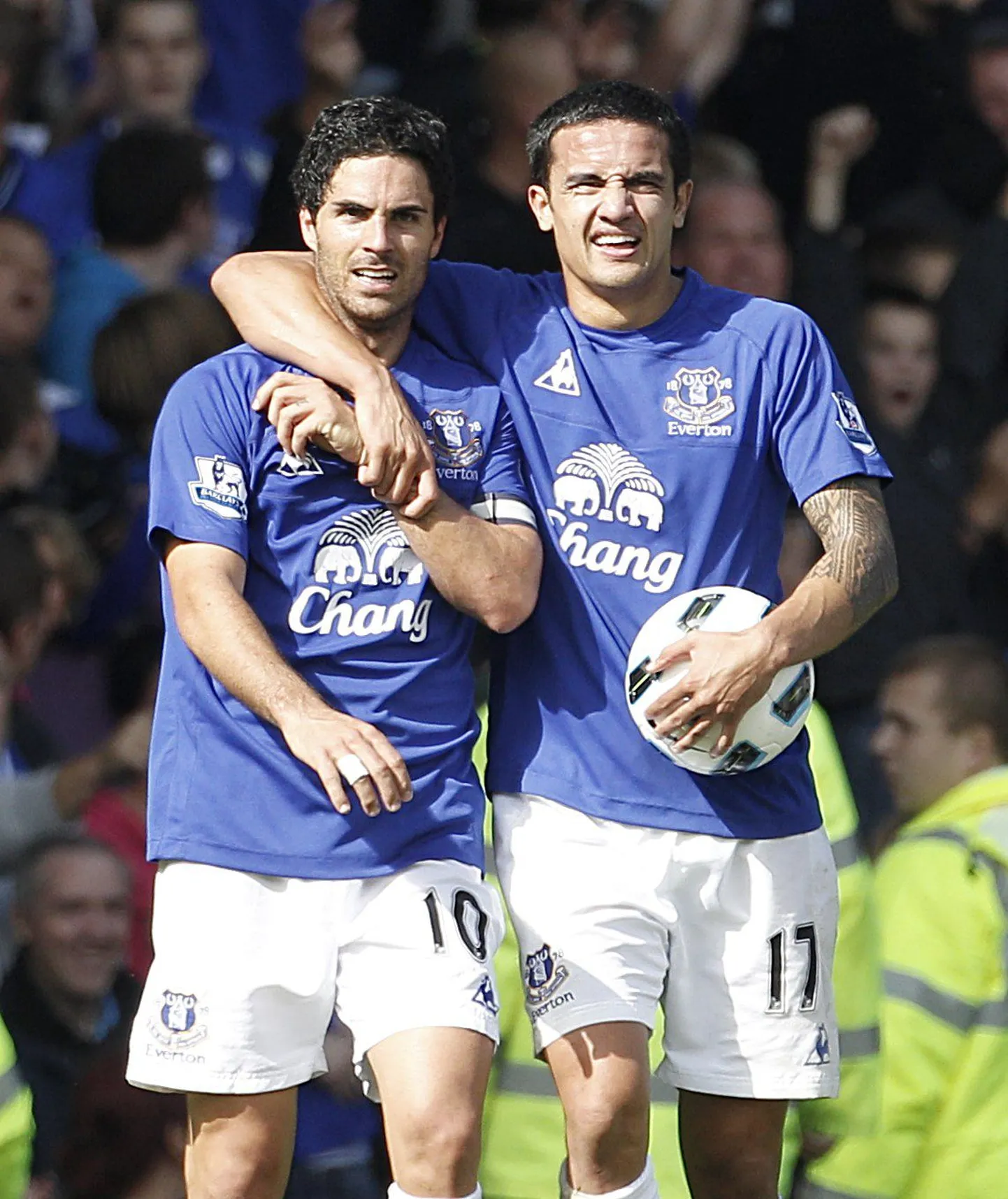 Mikel Arteta (vasakul) ja Tim Cahilli väravad aitasid Evertonil 1:3 kaotusseisust välja tulla ja viigi jalule seada.