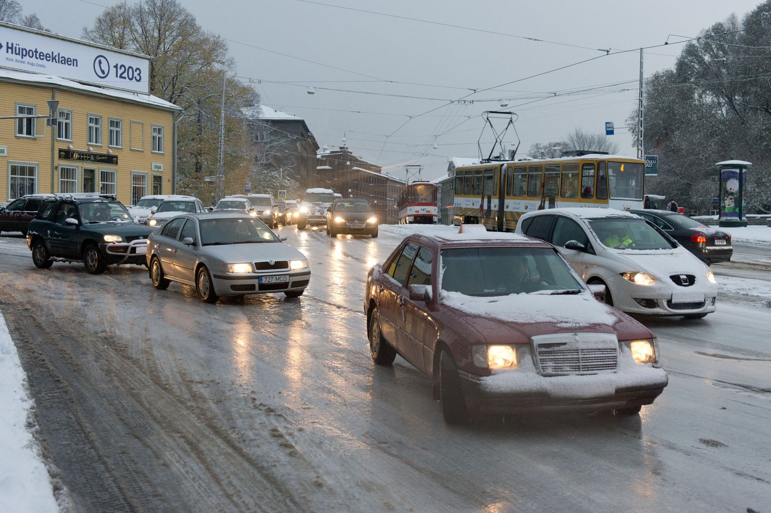Снегопад и пробки в Таллинне.