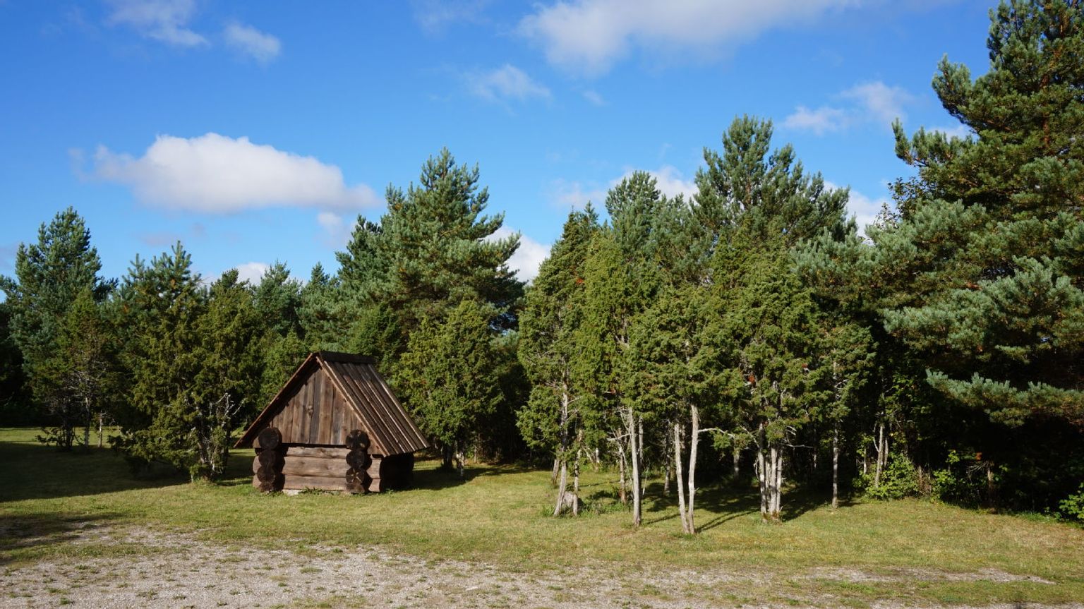 Rookatusega palkmaja Saaremaal Kailuka külas.