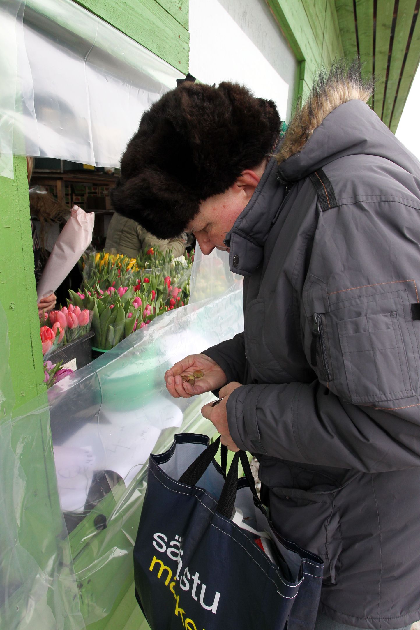 Rein Goldman tuli Balti jaama turule lilli ostma Lasnamäelt.