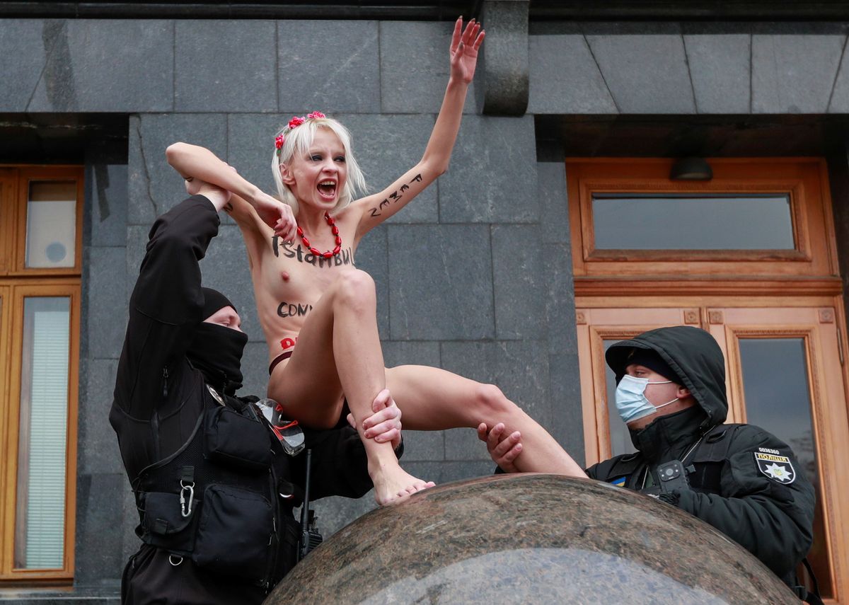 2020. gada 25. novembris, Kijeva, Ukraina. Ukrainas likumsargi ierobežo sieviešu tiesību grupas "Femen" aktīvistes demonstrāciju, kura atkailinoties vēlējās pievērst sabiedrības uzmanību vardarbībai pret sievietēm. 