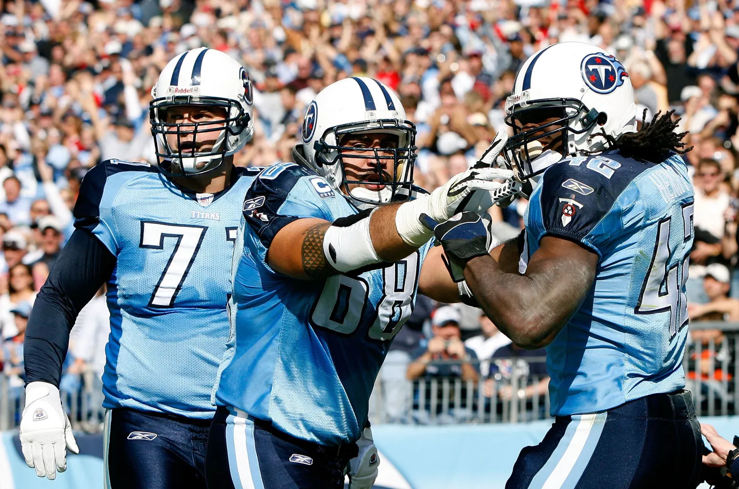 Tennessee Titansi Michael Roos (vasakul), Kevin Mawae (keskel) ning Chris Henry.