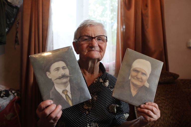 Gagras elav 80-aastane Ira Krets näitab oma isa Jaan Aule ja ema Jevdokia fotosid. Jaan sündis 1895. aastal veel Eestis.