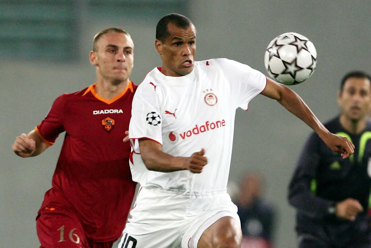 Rivaldo (paremal) siin veel Pireuse Olympiacose särgis.
