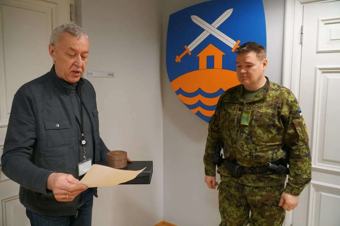 Tomas Elias (paremal) vastu võtmas tunnustust ja aukirja.