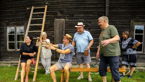 KODUKANDI LUGU ⟩ Suvelavastuse näitlejad teevad Kurgjal esietenduse eel kaks proovi päevas