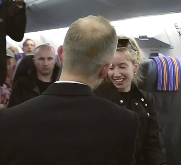 Jan-Michael palub Nordea lennul üllatunud pruudi Linnea kätt.