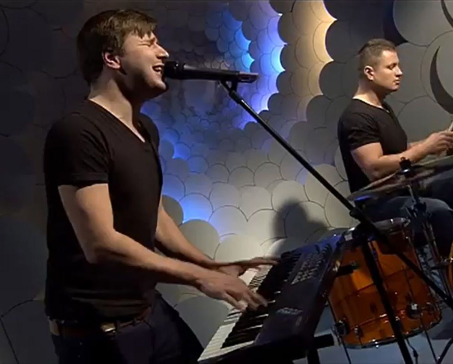 Ansambel Flank esitas Eesti Laul 2013 võistluslugu «Missing light» ETV hommikuprogrammis «Terevisioon».