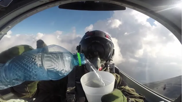 Hävituslennuki piloot vett pudelist topsi valamas
