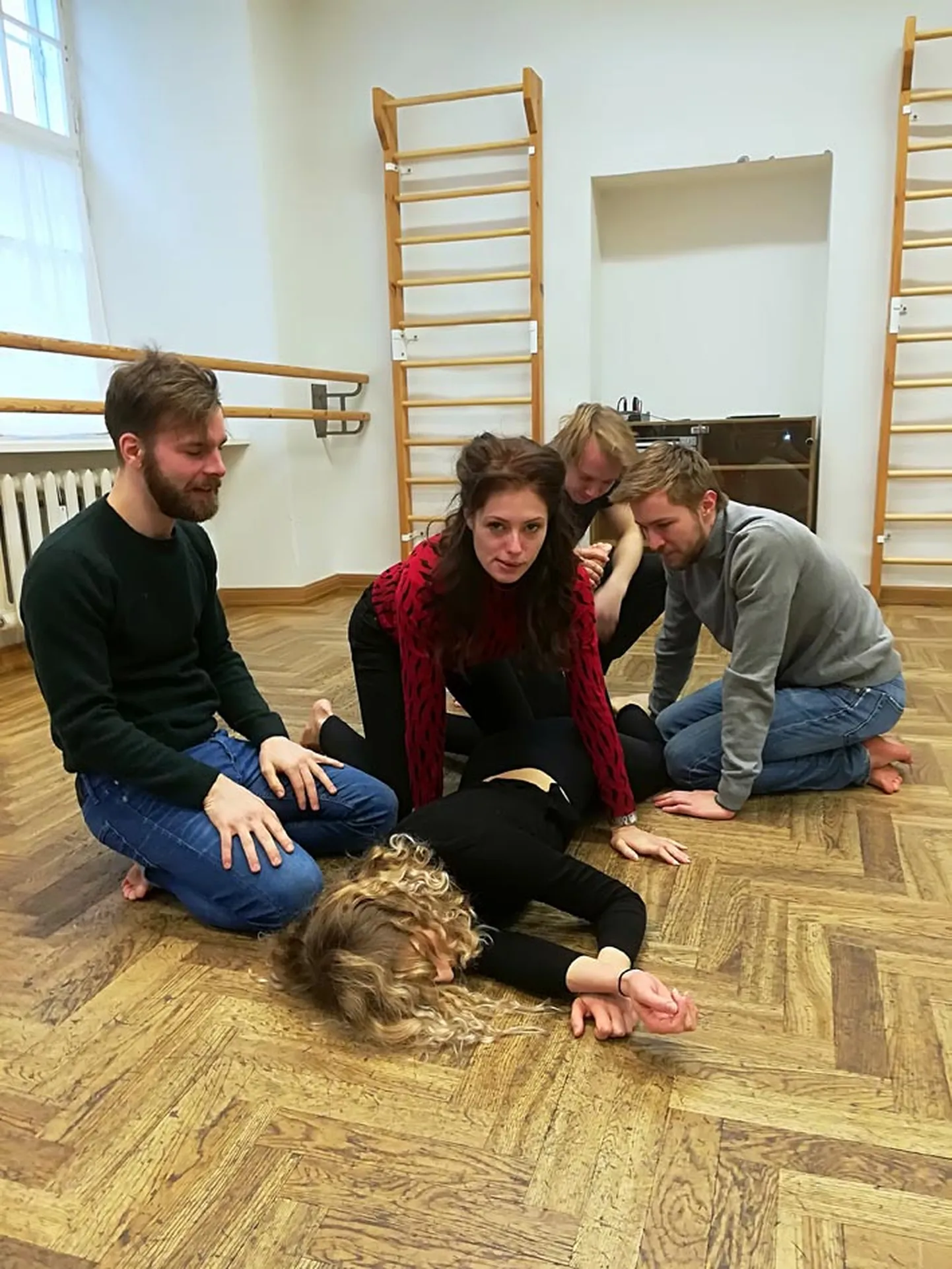 «Richard³» proovid on täies hoos, kuid enne proovi teevad ka näitlejad ennast soojaks. «Hundiharjutust» teevad (vasakult) Richard III osatäitja Joosep Uus, Ingrid Margus, Ursel Tilk, Johannes Richard Sepping, pikali on Steffi Pähn.