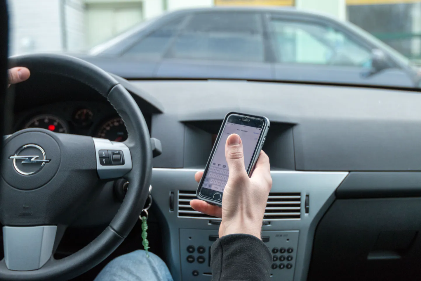 Nutitelefon auto roolis



Foto Arvo Meeks/Valgamaalane