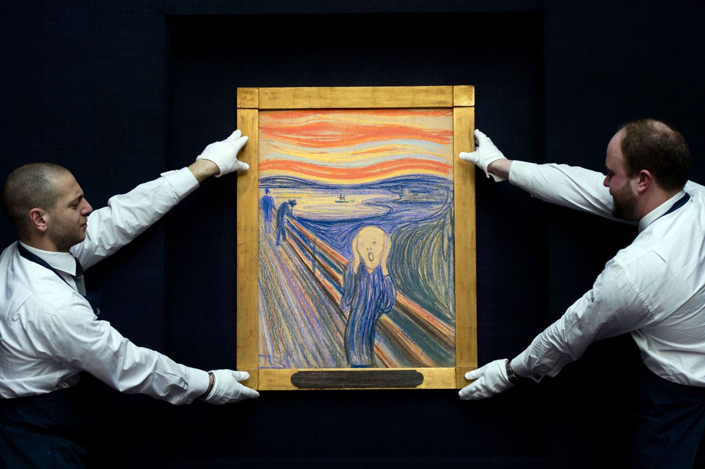 Sotheby's oksjonimaja töötajad näitamas Edvard Munchi teost «Karje»