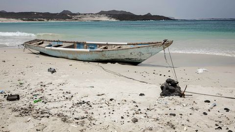 Jemenas piekrastē nogrimusi laiva ar migrantiem, bojā gājuši desmitiem cilvēku