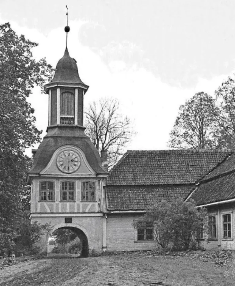 Līvbērzes muižas iebrauktuve ar slaveno torni, 1930. gadi