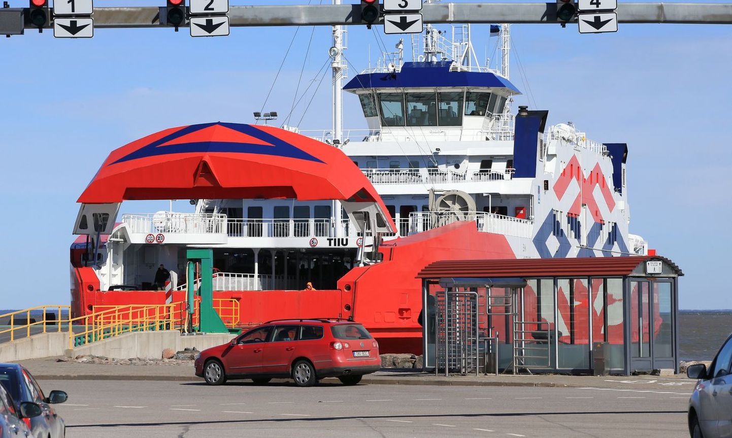 На фото паром "Тийу" в порту Хельтермаа.