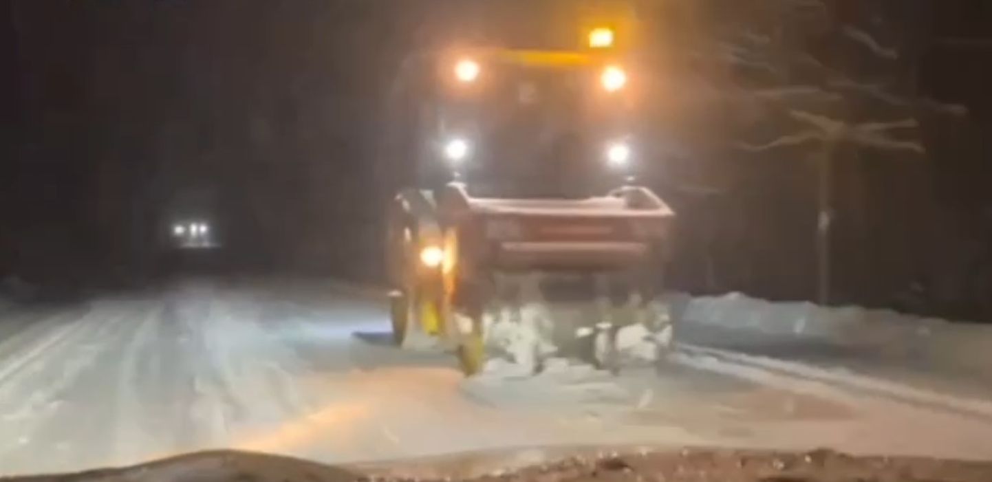 Pihkvamaal rulliti uus asfalt maha lumetuisus.
