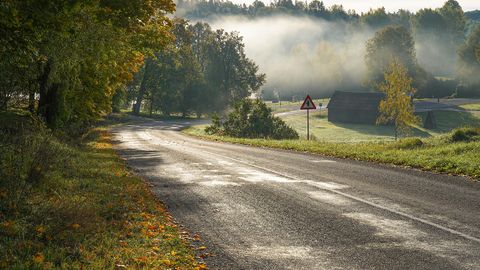 V prometni nesreči, ki jo je v okrožju Tukums povzročil pijan motorist, umrl otrok, ki morda ni nosil čelade.
