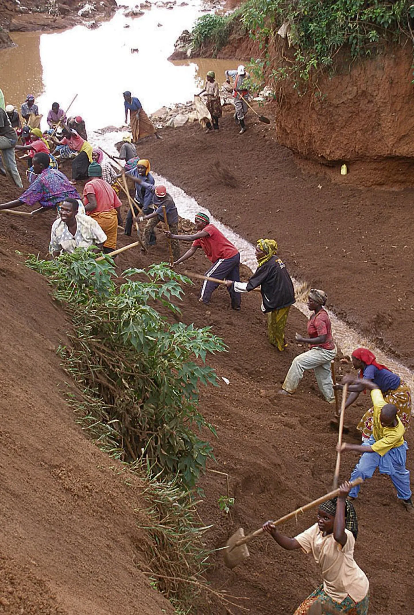 Jõekallaste laugemaks ehitamine annab Kigalis pikaks ajaks tööd tuhandetele inimestele.