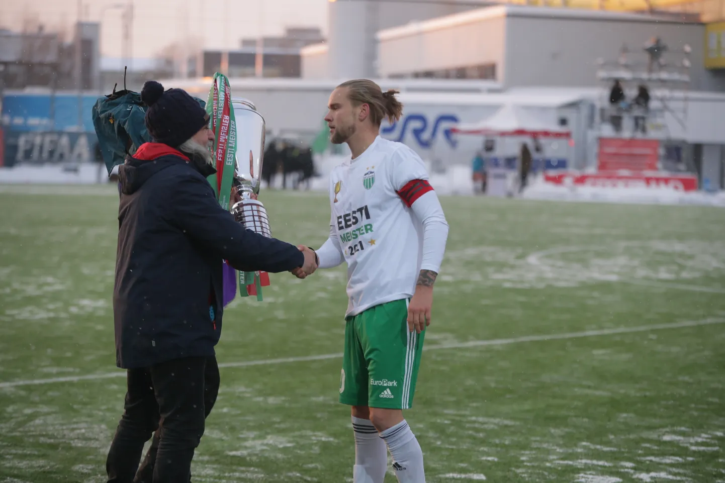 Levadia kapten Brent Lepistu EJLi presidendilt Aivar Pohlakult karikat vastu võtmas.