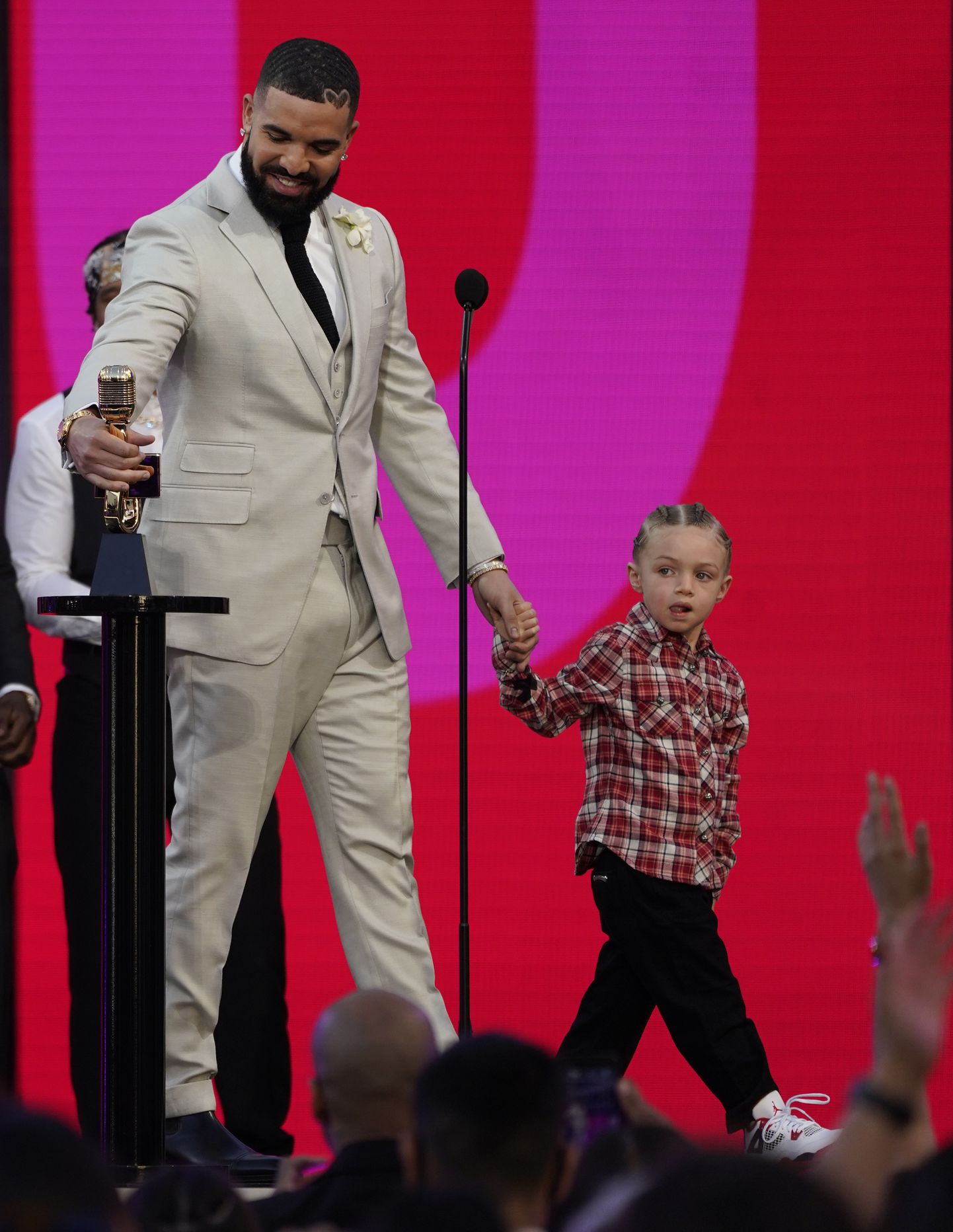 Drake ja tema poeg Adonis 2021. aastal. Drake võttis poja kaasa muusikaauhindade jagamisele.