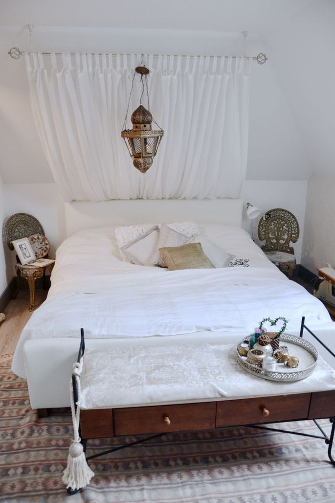 Традиционная спальня с белой кроватью и балдахином