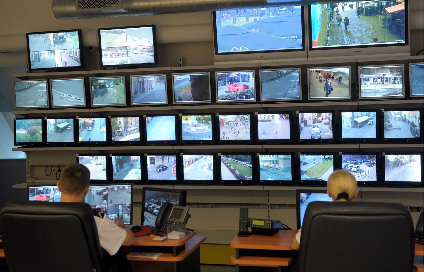Rīgas pilsētas pašvaldības policijas Videonovērošanas centra jaunajās telpās izvietotie monitori.