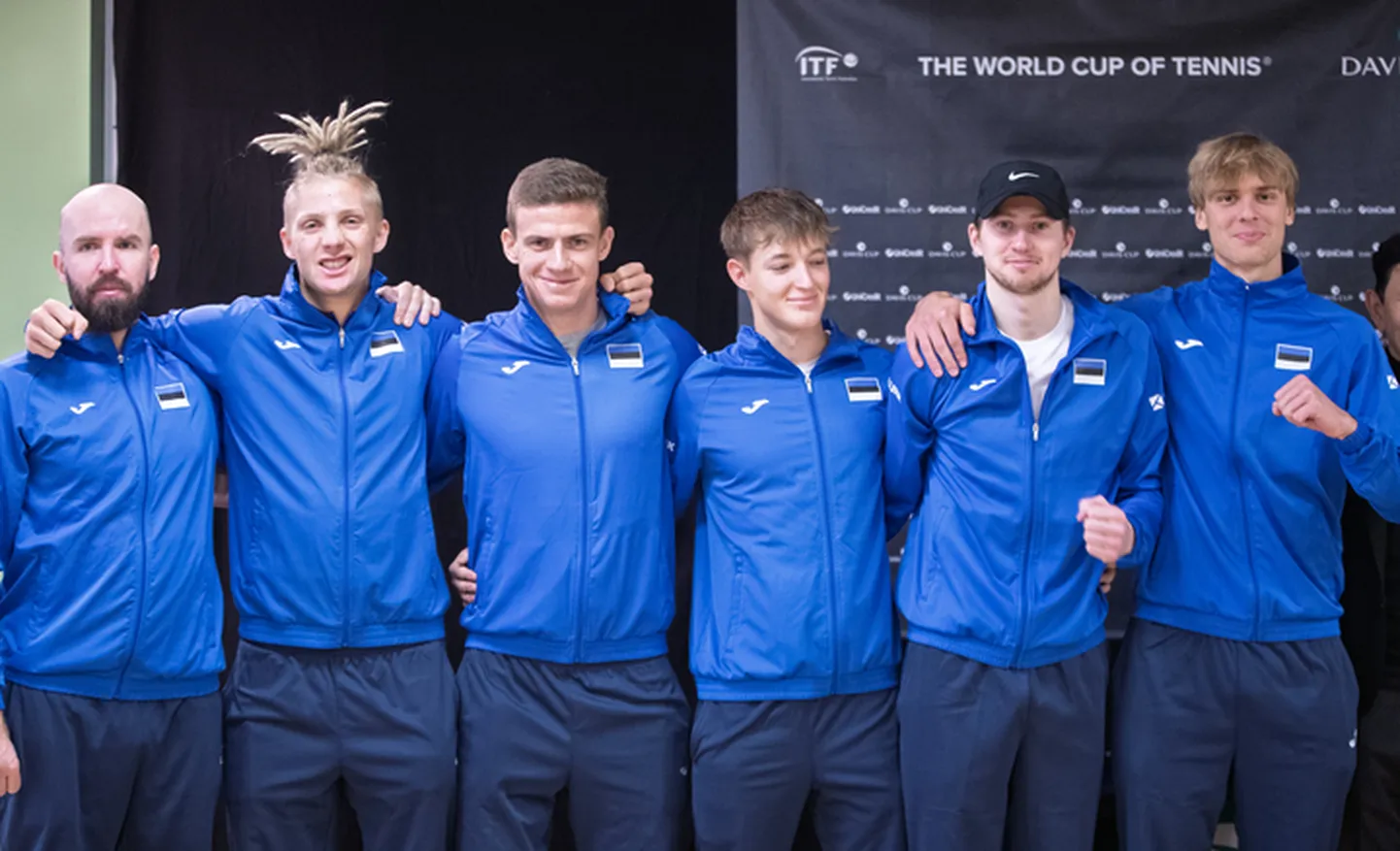 Eesti tennisemeeskond neljapäevasel loosimisel. Vasakul kapten Vladimir Ivanov.