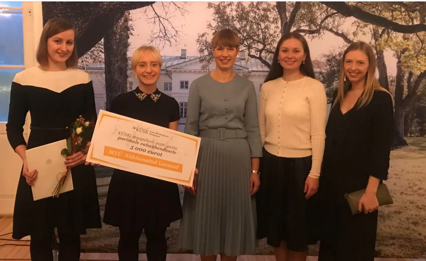 Aasta vabaühenduse tiitli andis loomakaitseorganisatsioonile Nähtamatud Loomad üle ürituse patroon, president Kersti Kaljulaid.