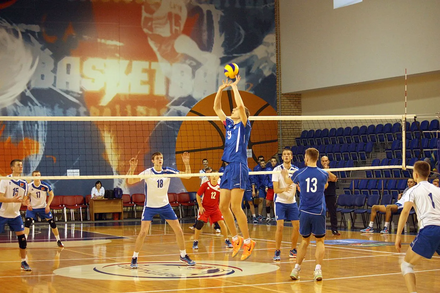 Eesti U19 koondise sidemängija Robert Viiber Ida-Euroopa Võrkpalli Assotsiatsiooni (EEVZA) etapil.