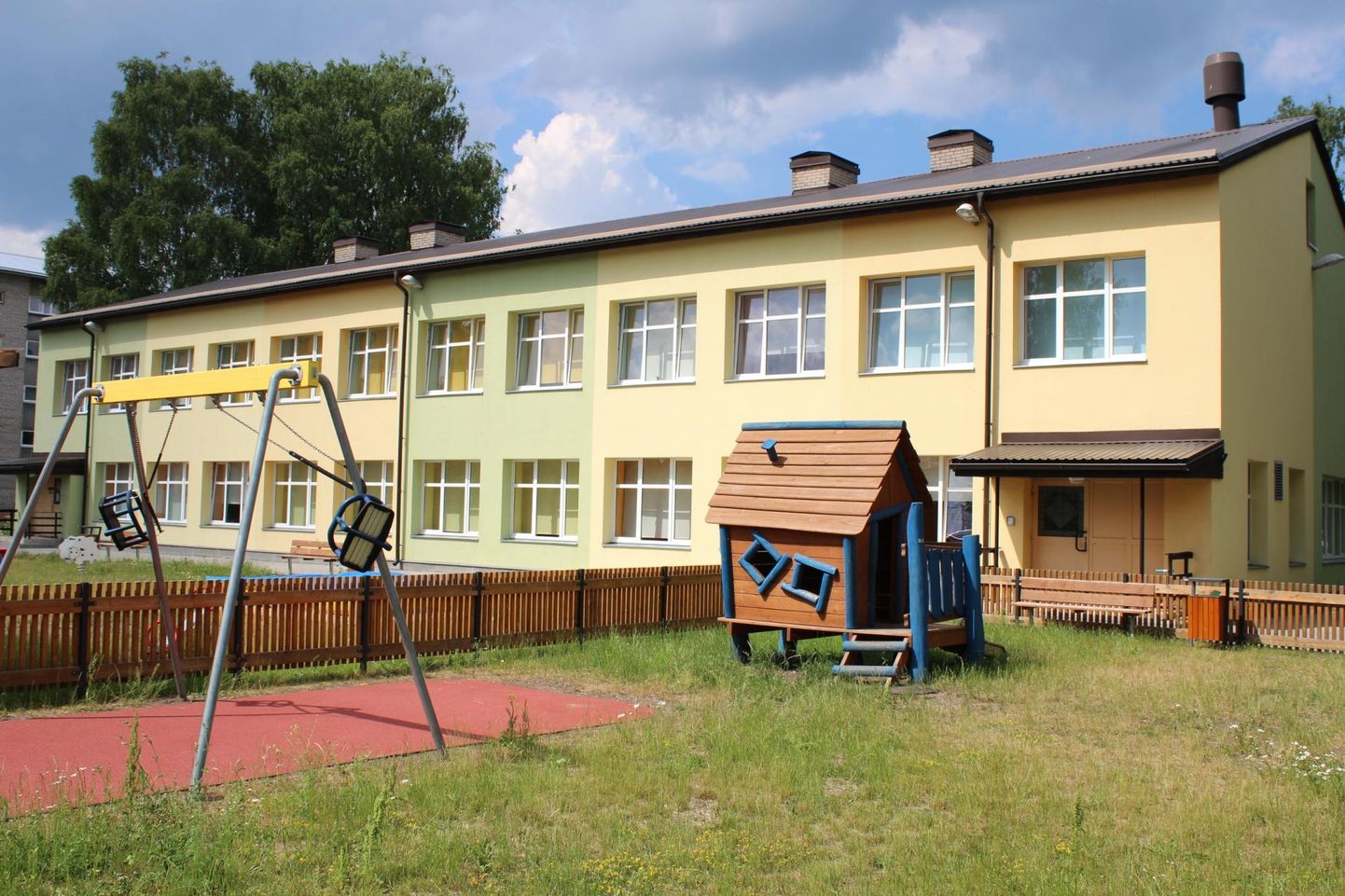 Tapa lasteaed Vikerkaar peab praegu läbi ajama 55 aastat vana majaga.
