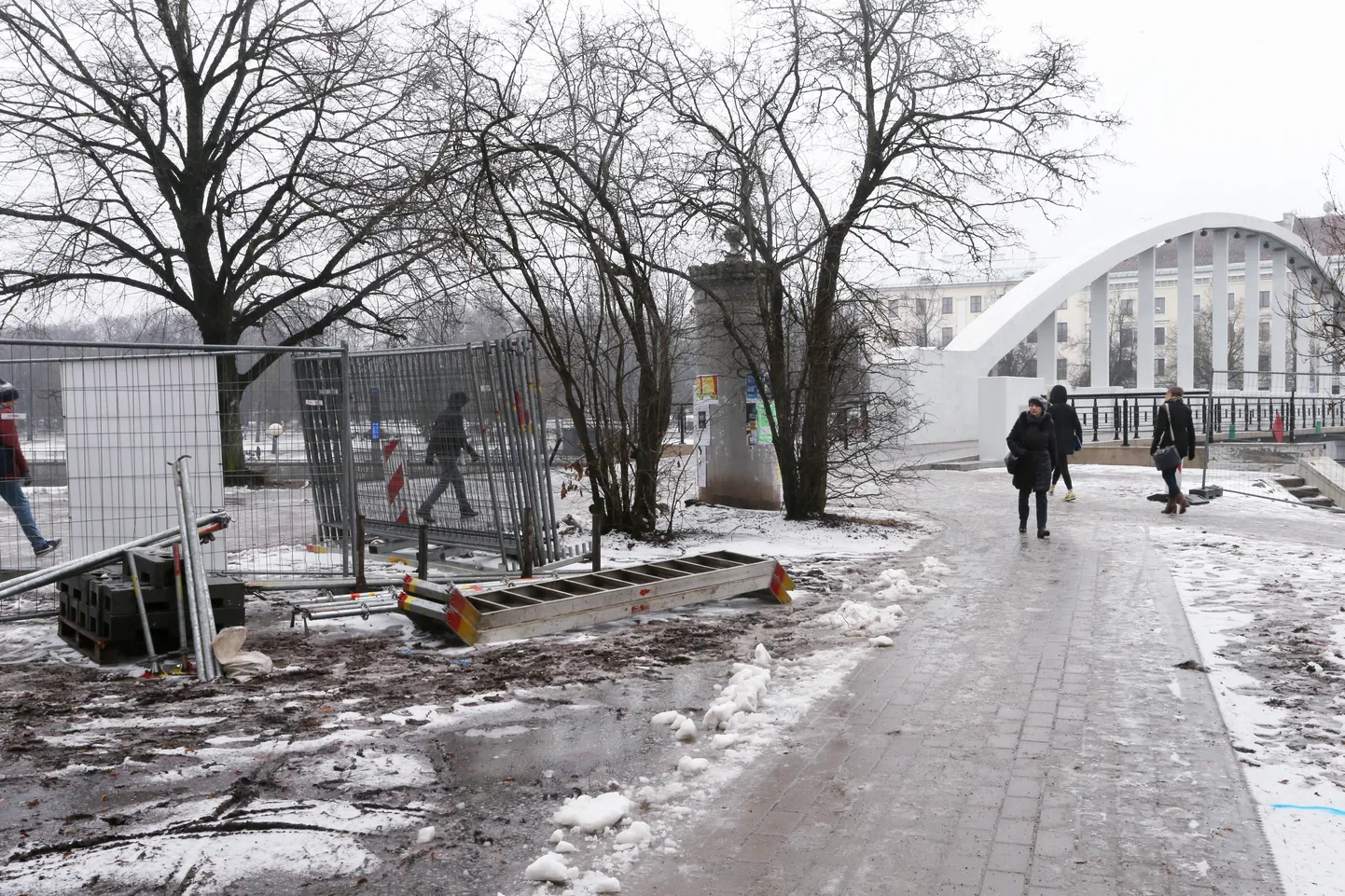 Praegu märgib tulevast mälestusplatsi vaid mõni tara ja silt. Varsti peaksid ehitustööd olema täies hoos.