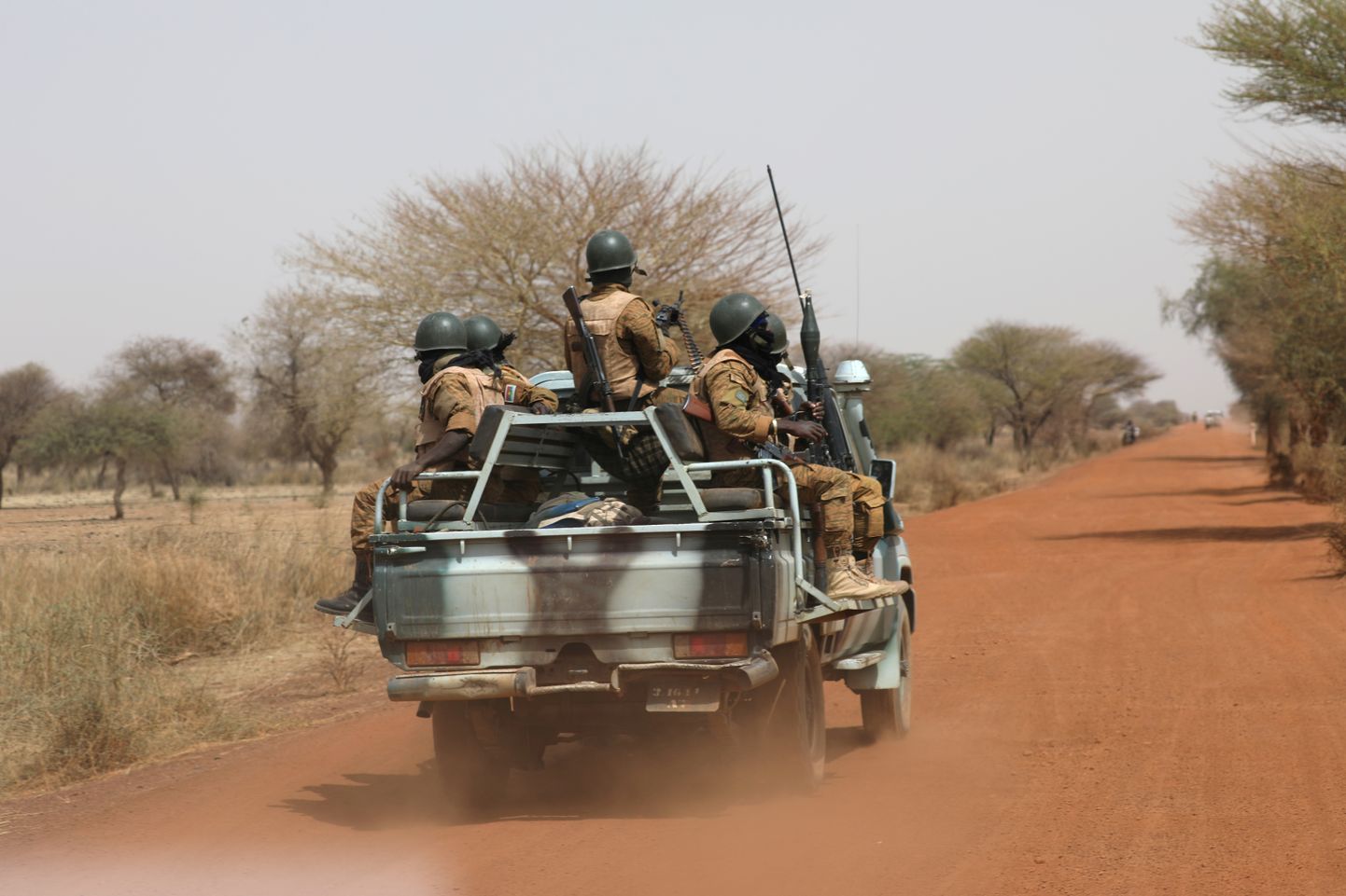 Burkina Faso sõjaväelased patrullimas.