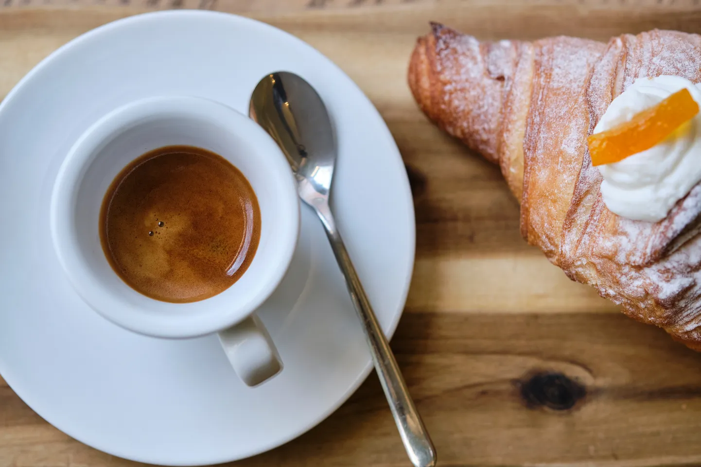 Espresso un kruasāns.