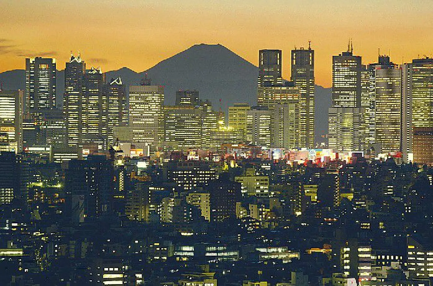 Jaapani pealinn Tokyo öösel.
