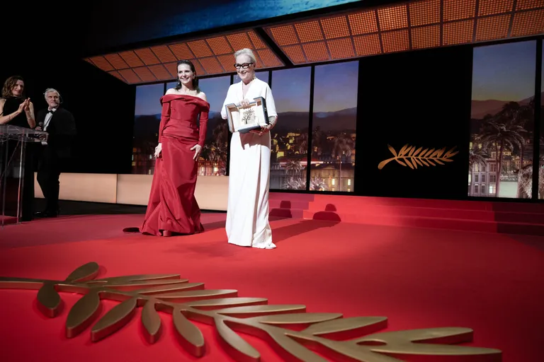 Meryl Streepile andis tähtsa auhinna üle Euroopa filmiakadeemia president Juliette Binoche (vasakul).
