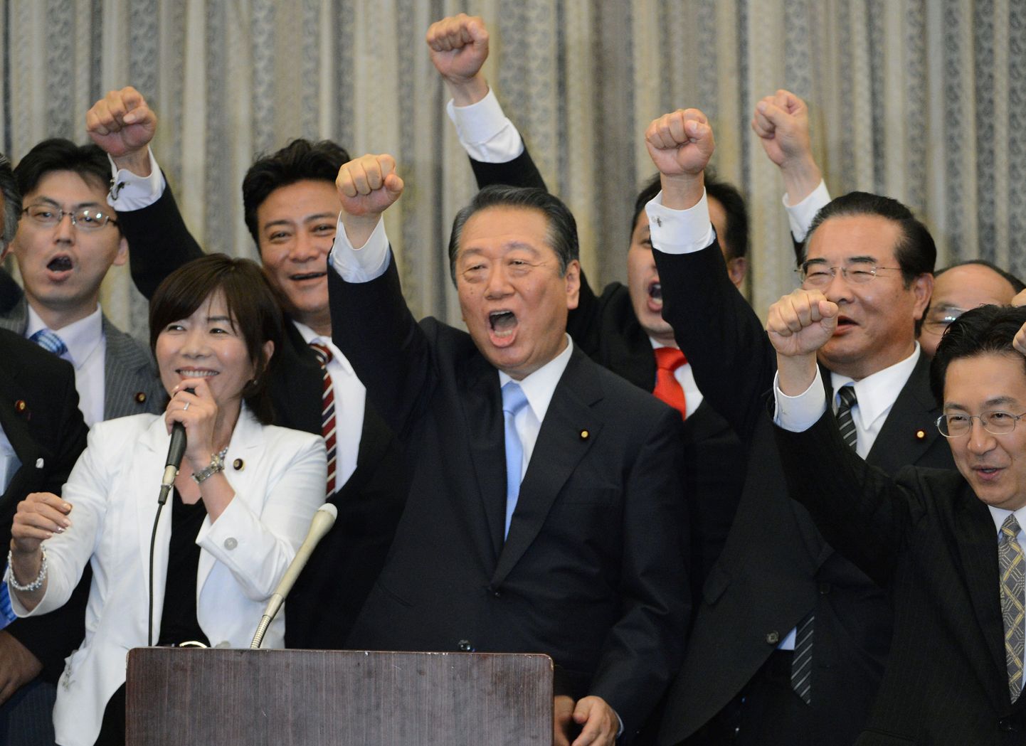 Jaapani mõjukas poliitik Ichiro Ozawa (keskel) uue erakonna esimesel kohtumisel.