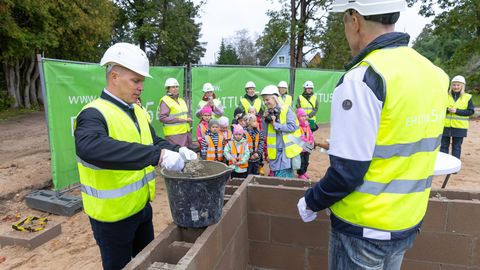 Väike-Maarja vald müüb laste mänguväljakut, vihmaveetorusid ja kõnniteekive