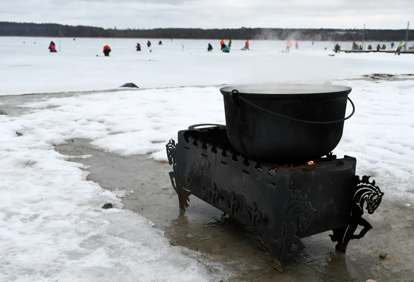 Kalastajad Daugavpilsis jääl.