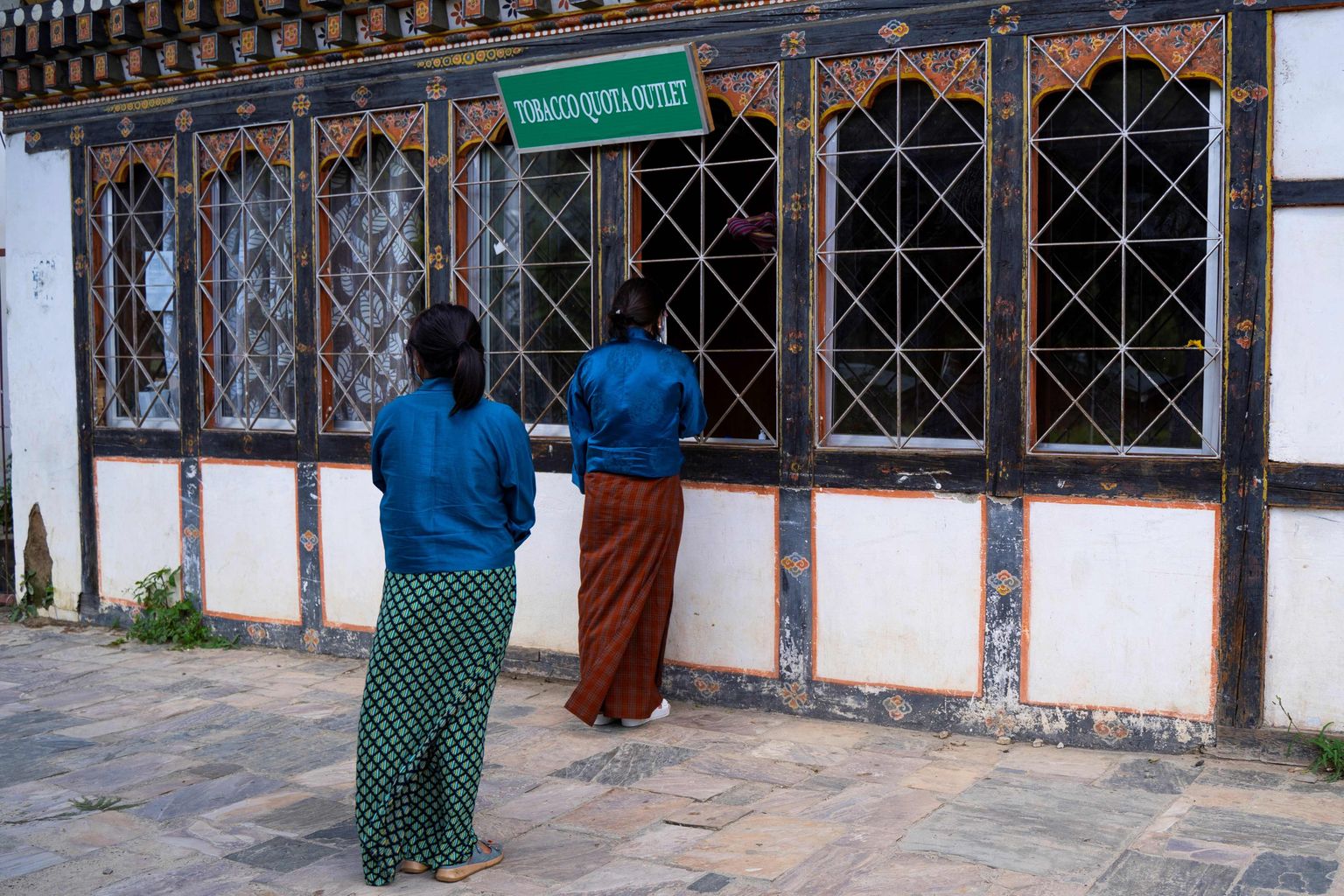 Bhutani naised sigaretisabas.