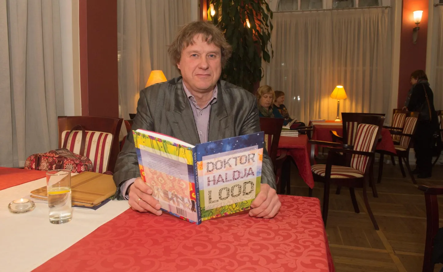 Juhani Püttsepa raamat "On kuu kui kuldne laev" kõnetab kõiki põlvkondi.