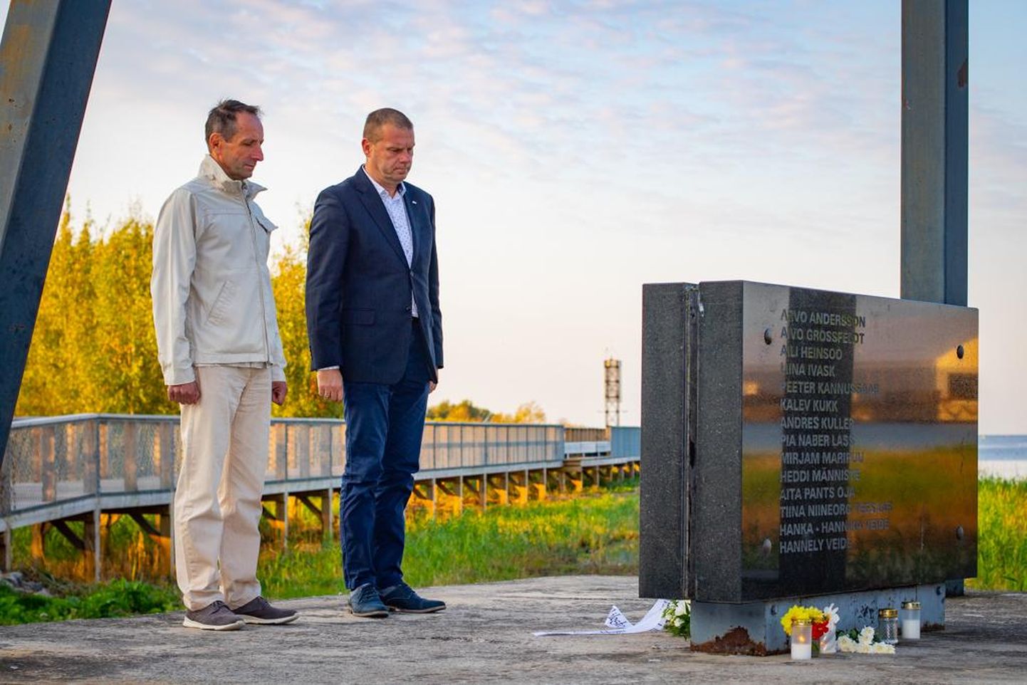 Pärnu abilinnapea Meelis Kukk ja linnapea Romek Kosenkranius käisid meenutamas Estonial hukkunuid.